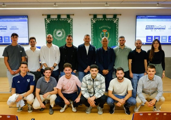 Sergio Pellicer e Ibon Navarro, con los alumnos del Master en Gestión Deportiva, entre los que está el guardameta malaguista Alfonso Herrero (a la derecha de Ibon).