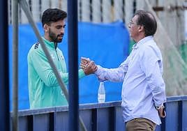 El director deportivo del Málaga, Loren Juarros, saluda a Juande en el entrenamiento de este miércoles.