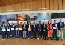 Acto de entrega del las siete placas que se instalarán en puntos del Caminito, que han sido recogidas por trabajadores de la Diputación y de la UTE.