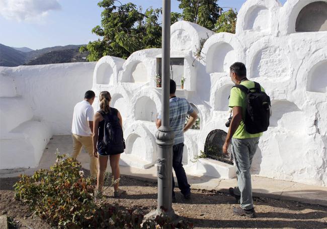 El cementerio de Sayalonga será uno de los que se podrá visitar estos días de una forma muy especial.