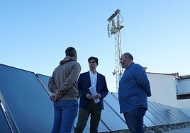 El alcalde de Coín, Francisco Santos, comparte datos de ahorro energético en el municipio.