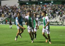 Jugadores del Antequera celebran un gol en su estadio El Maulí esta temporada con la grada de Preferencia al fondo.