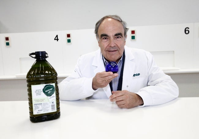 El presidente de Dcoop cata aceite en el laboratorio de la cooperativa.