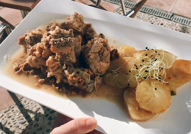 Chivo lechal malagueño en salsa aloreña del restaurante La Garganta, en El Chorro.