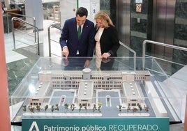 Juanma Moreno y Carolina España, ante la maqueta de uno de los inmuebles recuperados.