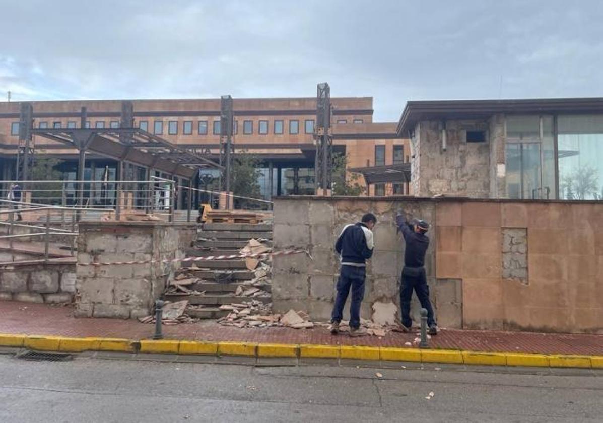 Obras estos días en la plaza Carlos Cano, en la zona, tras la demanda vecinal.
