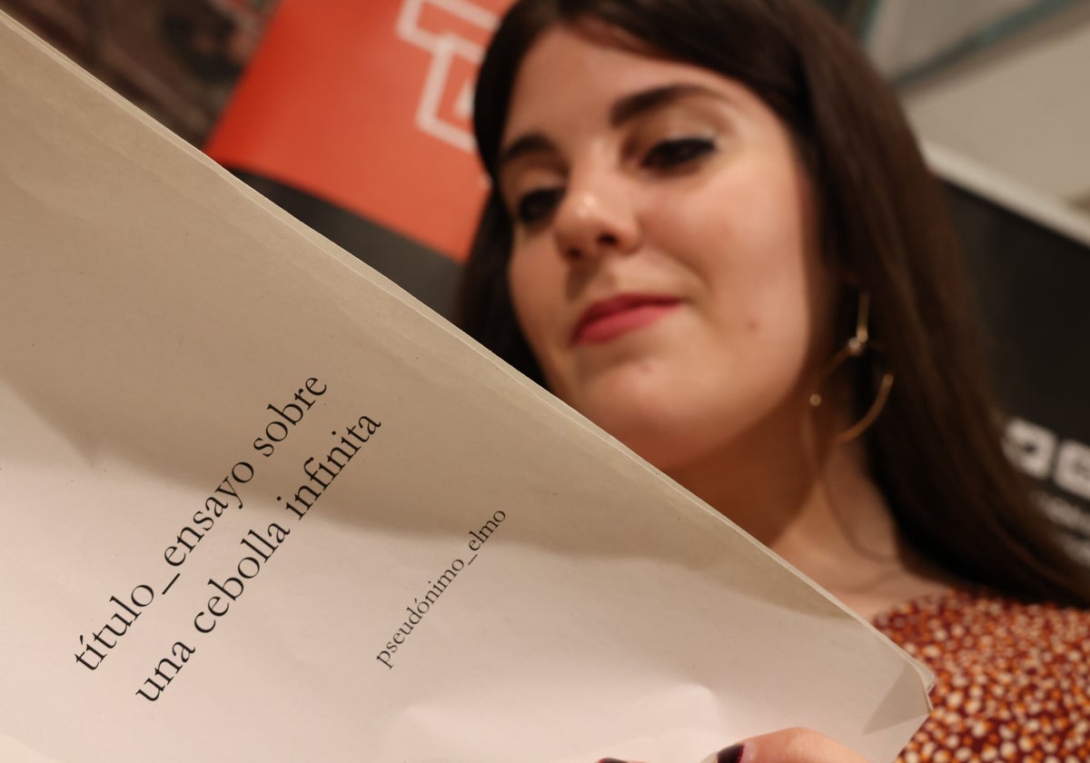Javier Adrada de la Torre gana el Premio Emilio Prados por 'Ensayo sobre una cebolla infinita'