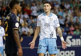 El delantero del Málaga, Roberto Fernández, en un momento del partido contra el real Madrid Castilla, donde pudo marcar de chilena.