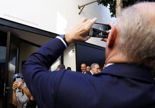 Bernard Ruiz-Picasso fotografía el rótulo con el nombre de su madre.