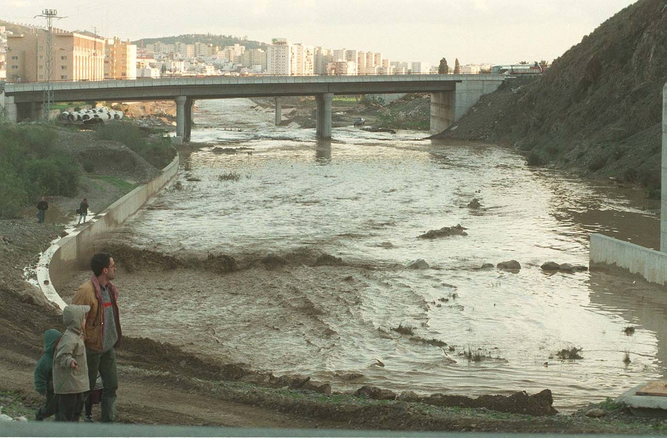 Desembalse de agua de la presa realizado en 1998.