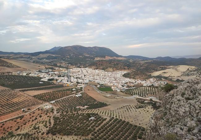 Este pueblo se encuentra en la parte más meridional de la comarca de la Sierra Sur de Sevilla