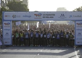 La salida de 2022 de la TotalEnergies Media Maratón de Málaga, en la Avenida Manuel Alvar.