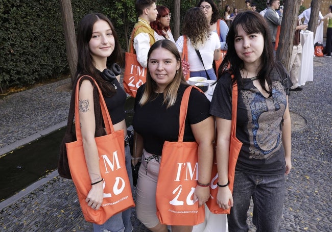 Lola Segura, Lidia Delgado y Ángela Pozo con sus bolsas de tela roja