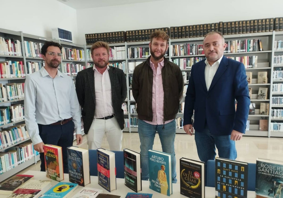 Entrega de los nuevos 60 libros a la Biblioteca Municipal de Alhaurín el Grande.