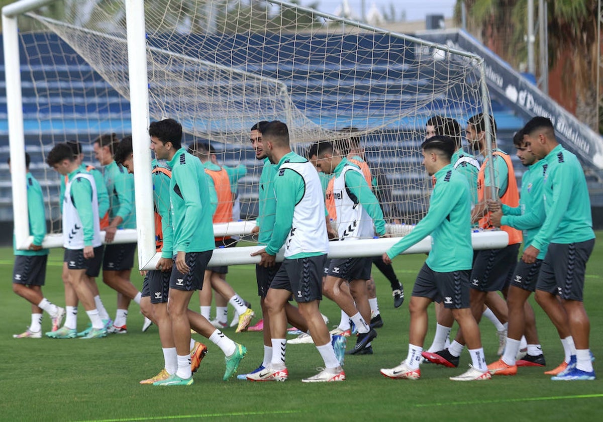 Los jugadores del Málaga, durante un entrenamiento de la semana.