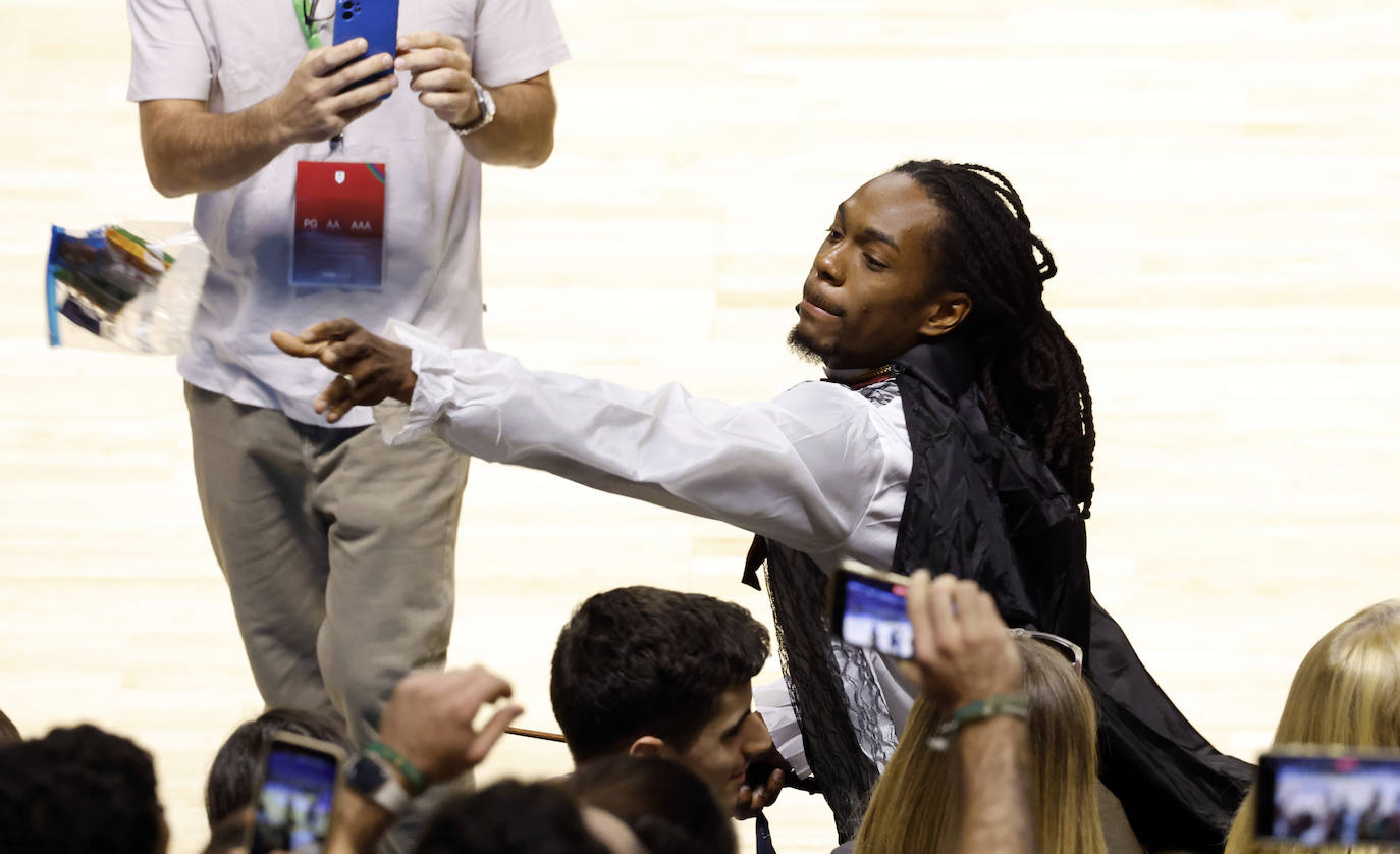 Al finalizar el encuentro, los jugadores del Unicaja salieron disfrazados por Halloween para repartir caramelos entre el público