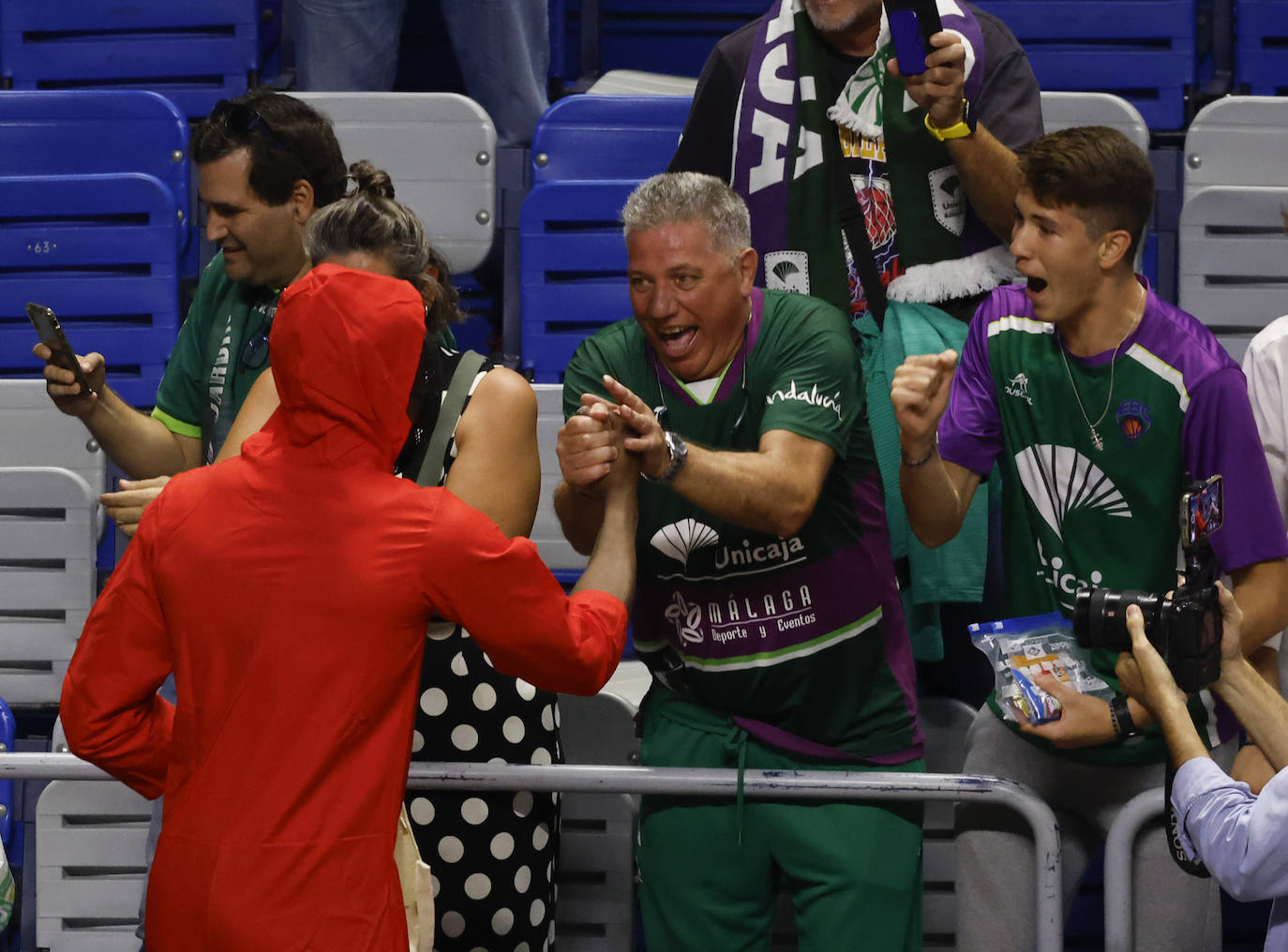 Al finalizar el encuentro, los jugadores del Unicaja salieron disfrazados por Halloween para repartir caramelos entre el público