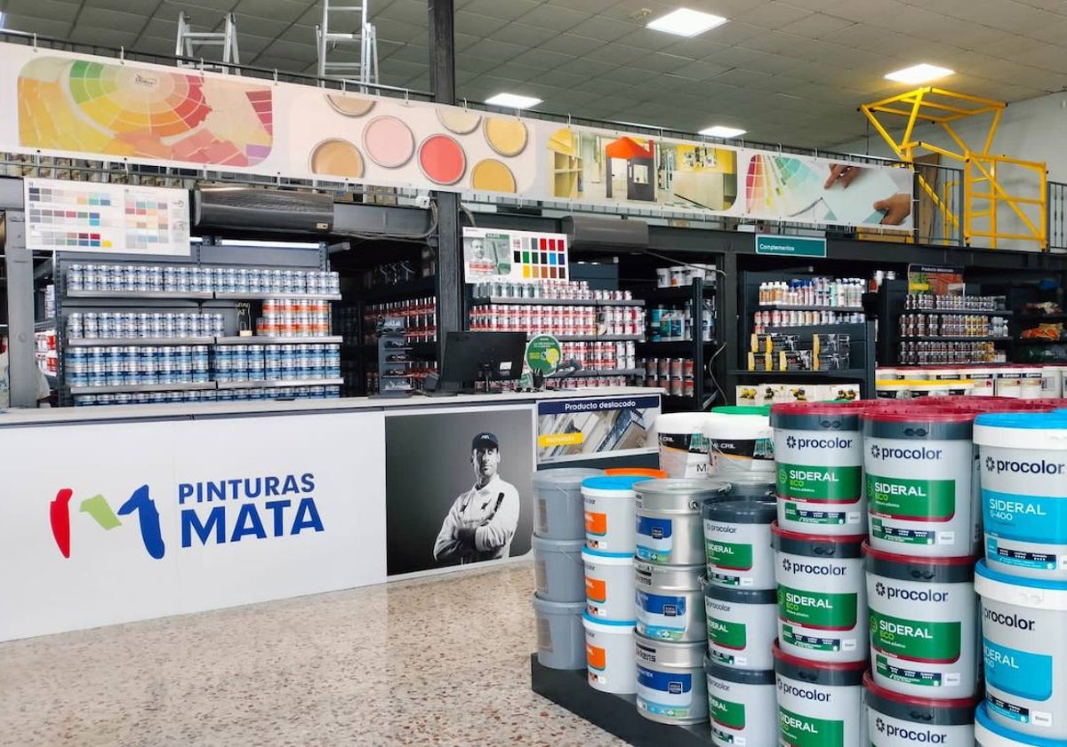 Imagen principal - El exterior y el interior de la nueva tienda de Pinturas Mata e Hijos en Alhaurín de la Torre.
