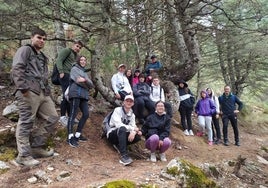 Los 15 jóvenes que han participado en el curso de formación de guía.