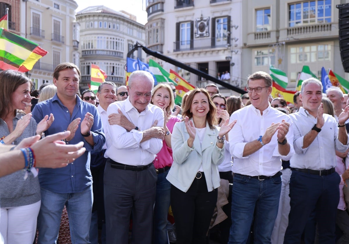 Gesto expresivo del alcalde de Málaga agradeciendo las muestras de afecto.