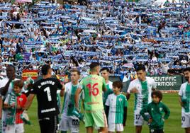 Los jugadores se saludan en el inicio con la grada malaguista entregada al fondo.