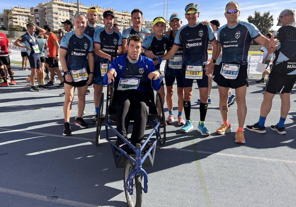 El club 'Todos a correr' junto a Borja Chica tras cruzar la línea de meta.