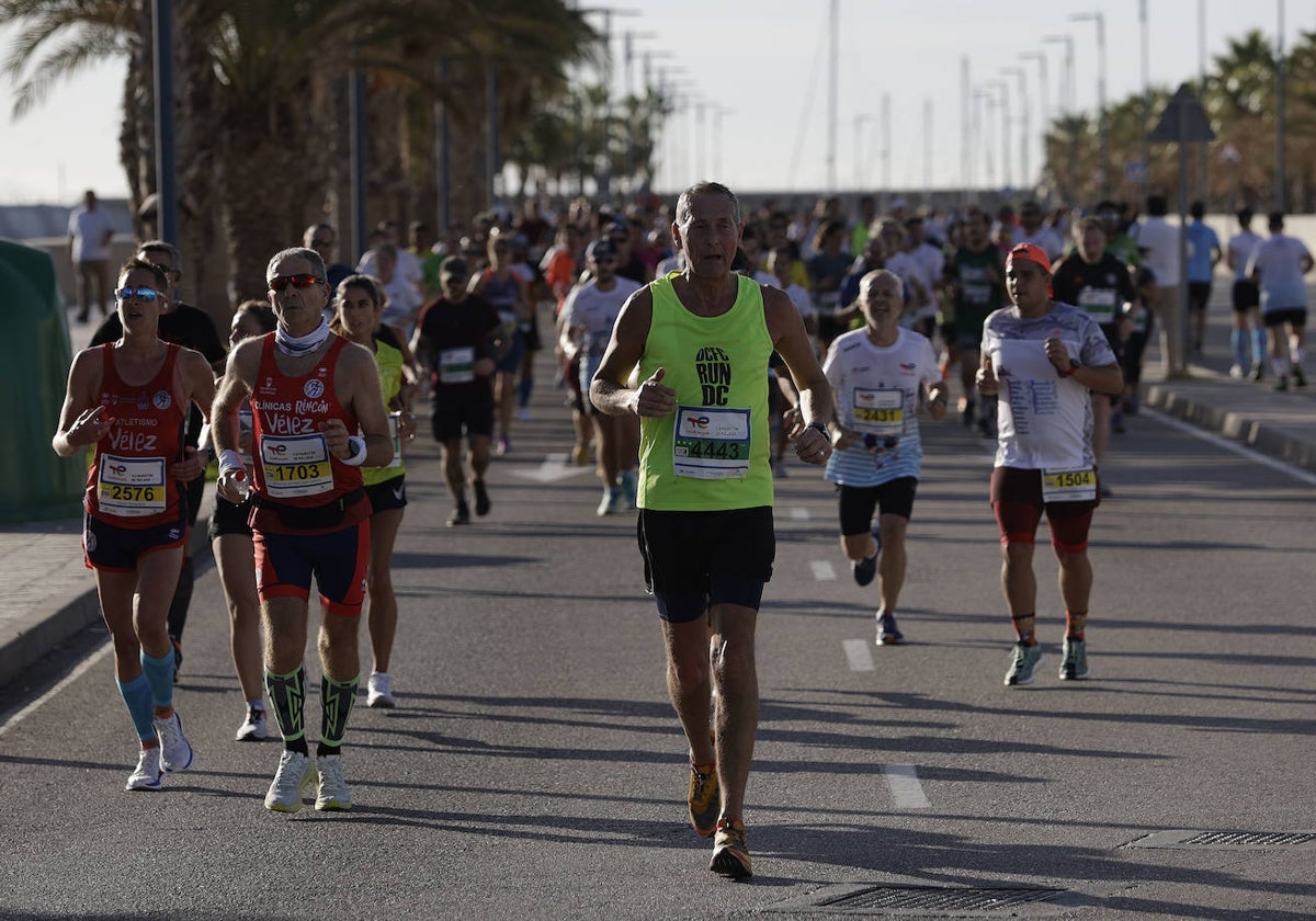 Un grupo de participantes en la TotalEnergies Media Maratón, en un tramo de la prueba,