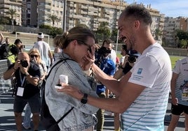 Olivia Schol y Roberto Barquilla, tras la pedida de mano.