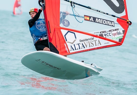 Antonio Medina, en acción en la bahía de Cádiz.