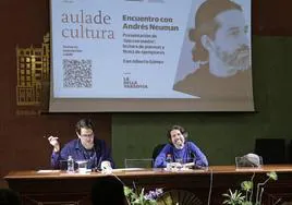 El codirector del Aula de Cultura, Alberto Gómez, junto al escritor Andrés Neuman, este lunes.