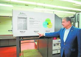 El consejero de Presidencia, Antonio Sanz, en una visita a las instalaciones del BOJA en Sevilla.