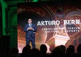 El consejero de Turismo, Arturo Bernal, en la presentación de la campaña.