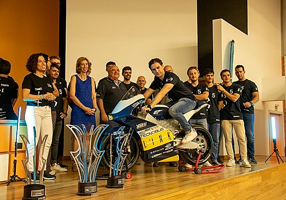Gran parte del equipo de Moto Student de la UMA durante la presentación de la nueva moto.