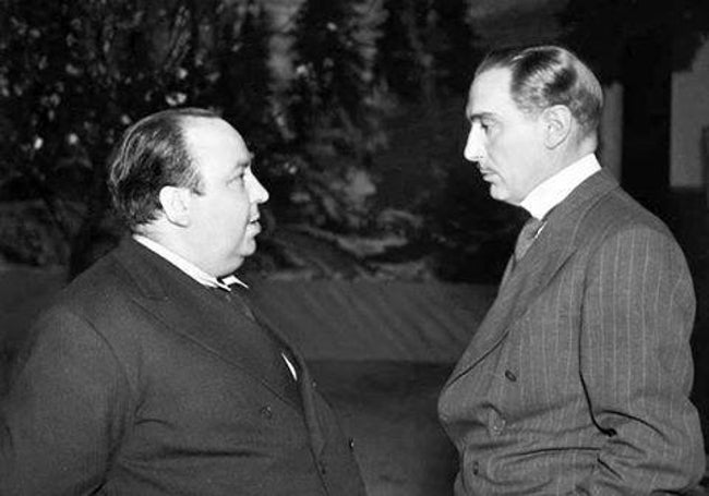 Alfred Hitchcock y Paul Lukas, en el rodaje de 'Alarma en el Expreso' (1938).