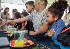 Niños participando en los talleres organizados en Puerto Marina.