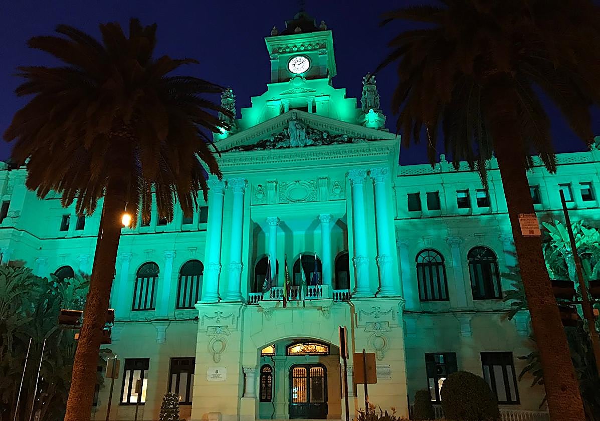 Imagen del Ayuntamiento de Málaga iluminado de verde en el marco de otra campaña.