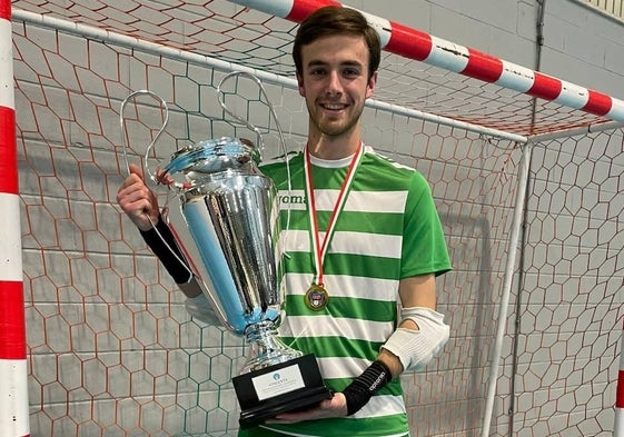 Juan Carlos Torres, con uno de los trofeos que ganó en Italia.