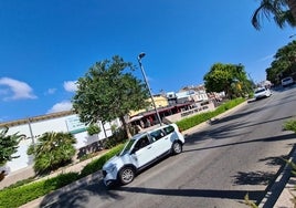 Coches circulando por la avenida de la Constitución, en el centro de Arroyo de la Miel.