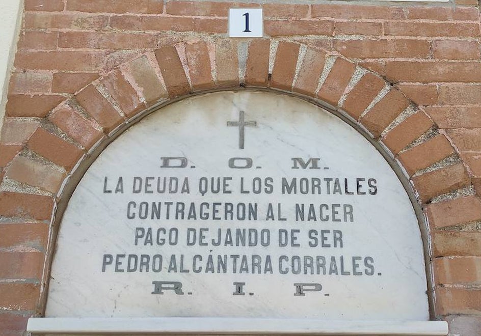 Epitafio del ex alcalde de Málaga Pedro Alcántara Corrales en el Cementerio de San Miguel que habla del fin de las deudas.