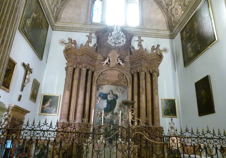 El retablo, de madera sin policromar, es una reconstrucción de 1944.