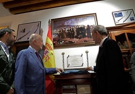 Presidente de la asociación, Esteban Alcántara, junto al alcalde, Francisco de la Torre, y otros miembros de la corporación, en la inauguración de la sede.