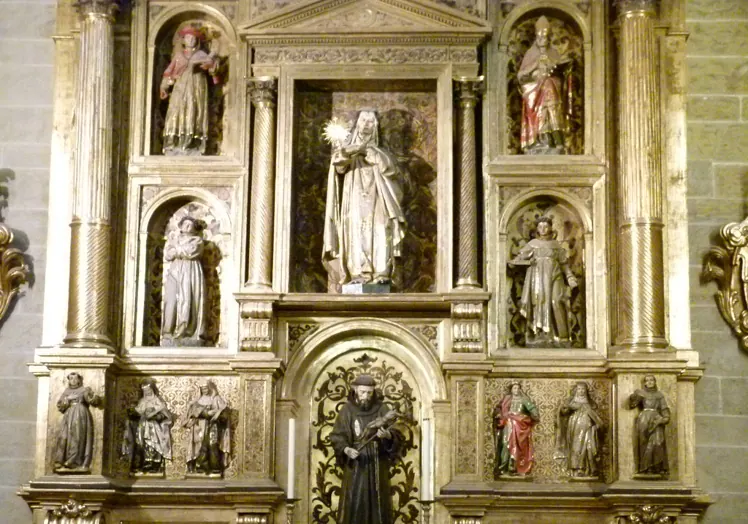 El retablo procede del convento de Santa Clara de Plasencia.
