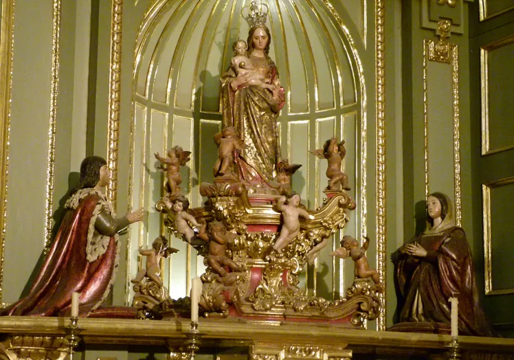 La escultura de la Virgen fue donada por los Reyes Católicos tras la conquista de la ciudad en 1487.