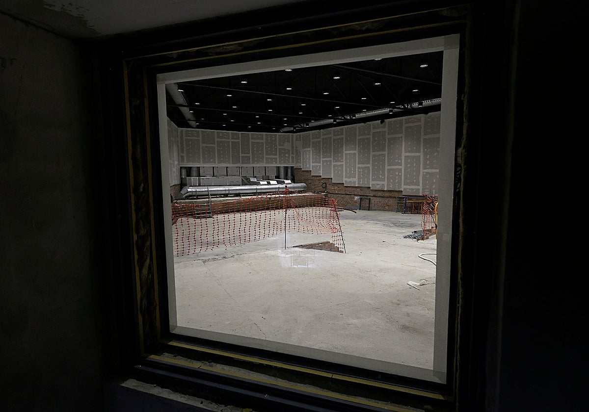 Vista de la sala de ensayo desde la cabina de grabación.