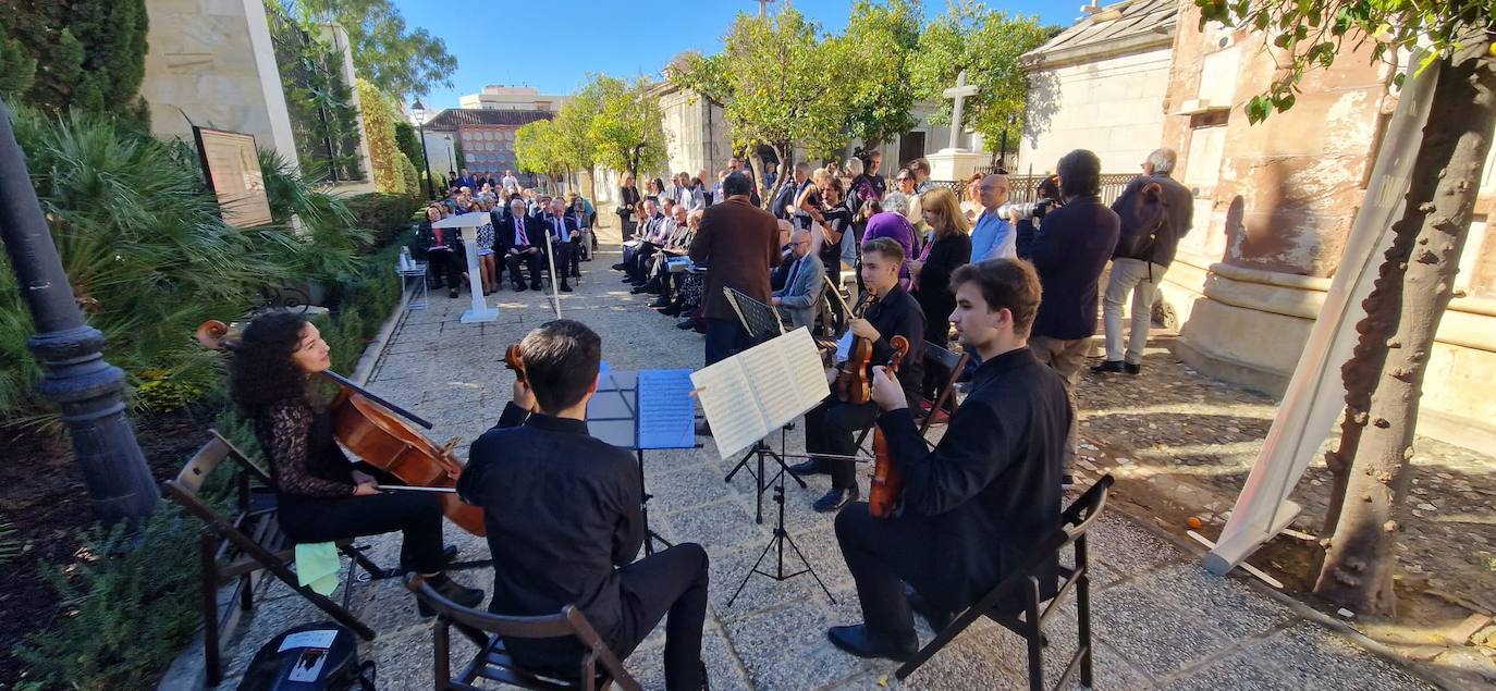 Los malagueños vuelven a los cementerios el Día de Todos los Santos