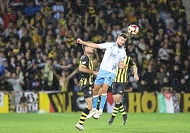 Un despeje de Genaro por alto en la lluviosa tarde de este miércoles en Lasesarre.