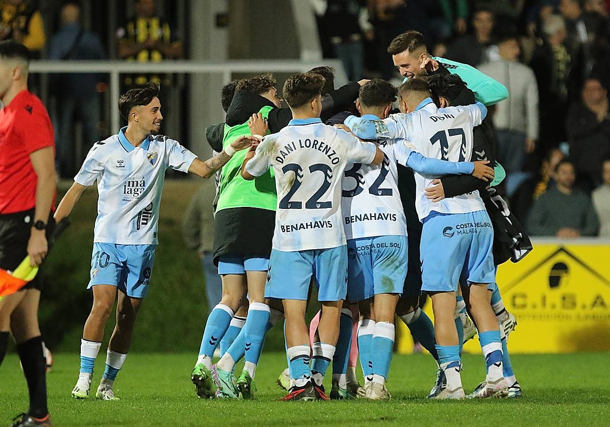 La celebración de los jugadores del Málaga tras el partido.
