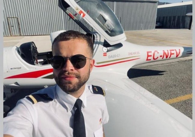 Markus, junto a la avioneta en la que sufrió el accidente en el que murió junto a su instructor.