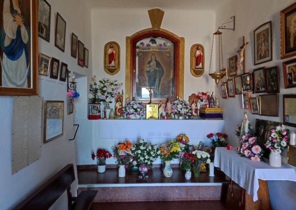 Imagen secundaria 1 - Hay decenas de fotografías en las paredes de una pequeña sala. Abajo, en el interior hay un lienzo de la Virgen de la Purificación, que se procesiona cada 25 de diciembre. Y vistas panorámicas desde la entrada a la ermita.