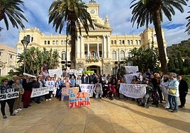 Vecinos del Puerto de la Torre, esta mañana del jueves concentrados, junto a los miembros del grupo socialista, en la puerta del Ayuntamiento de Málaga.
